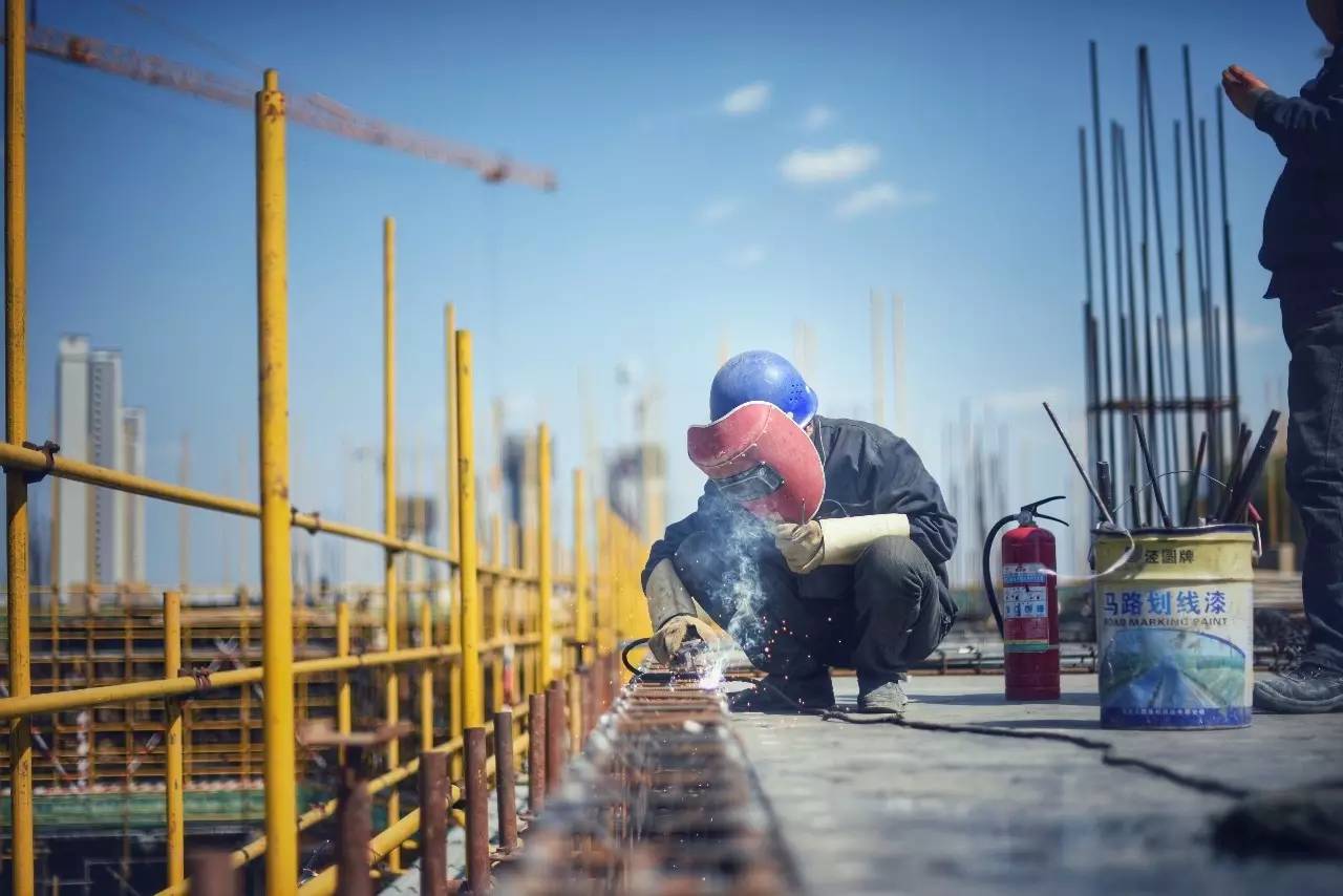 现代化城市建设背后的身影——致敬城市的建设者与守护者